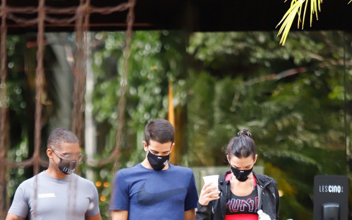 Bruna Marquezine e Enzo Celulari vão à academia de luxo em São Paulo