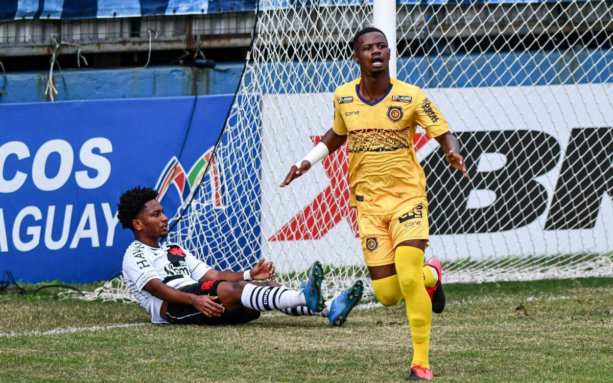 Sampaio chega na frente de Cayo Ten&oacute;rio: dedicou gol para namorada e fam&iacute;lia