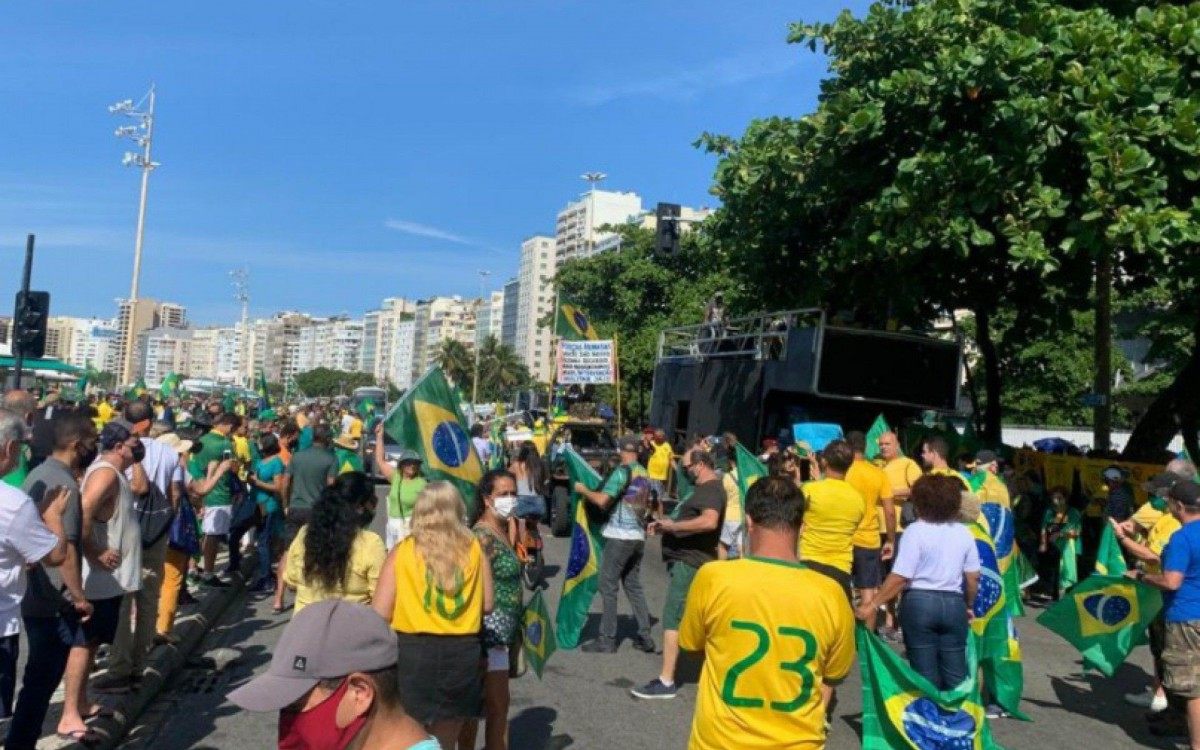 Manifestantes ocupam as principais ruas de Copacabana, na Zona Sul do Rio - WhatsApp do DIA (98762-8248)