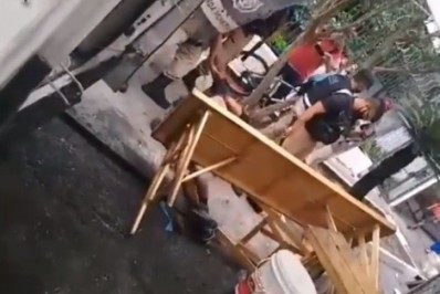 Feirante agredido por guarda municipal pede indenização de R$100 mil