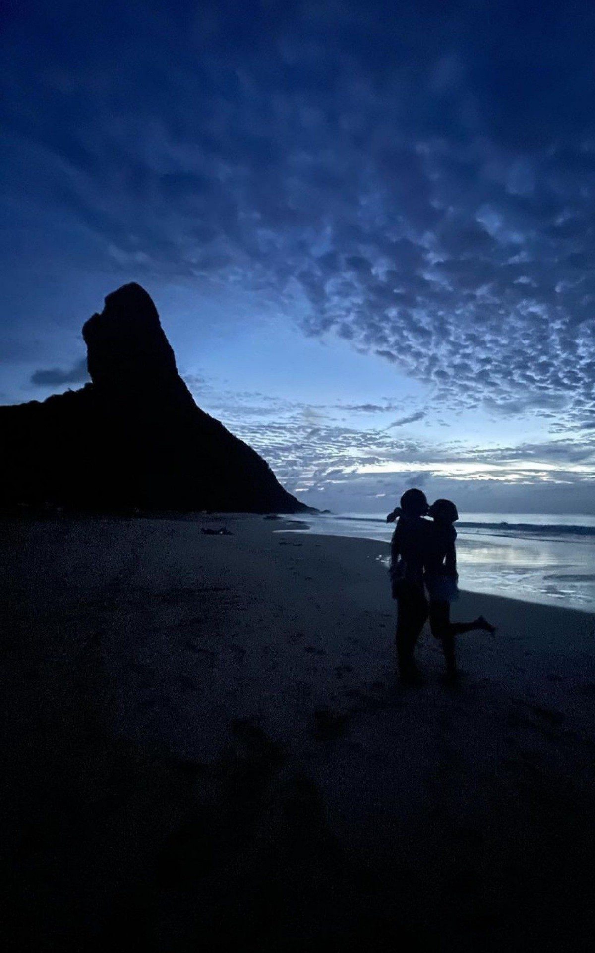 Ludmilla e Brunna Gon&ccedil;alves namoram muito em Fernando de Noronha