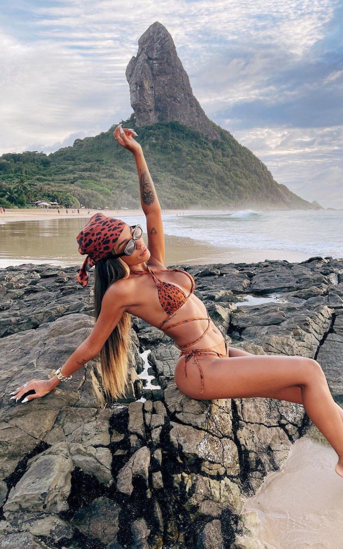 Ludmilla e Brunna Gon&ccedil;alves namoram muito em Fernando de Noronha