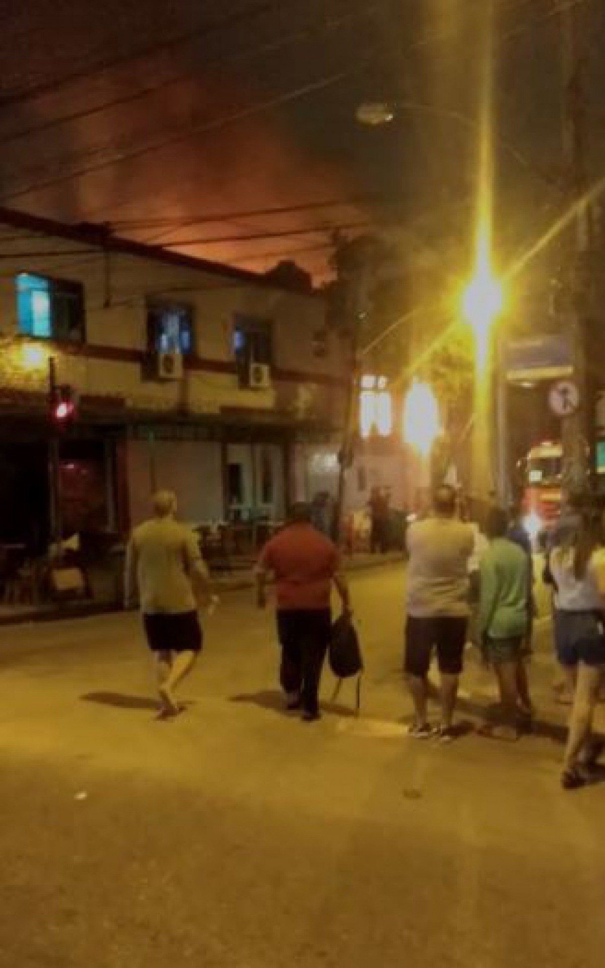 Chamas come&ccedil;aram por volta das 19h em estabelecimento na rua Verna Magalh&atilde;es, no Engenho Novo
