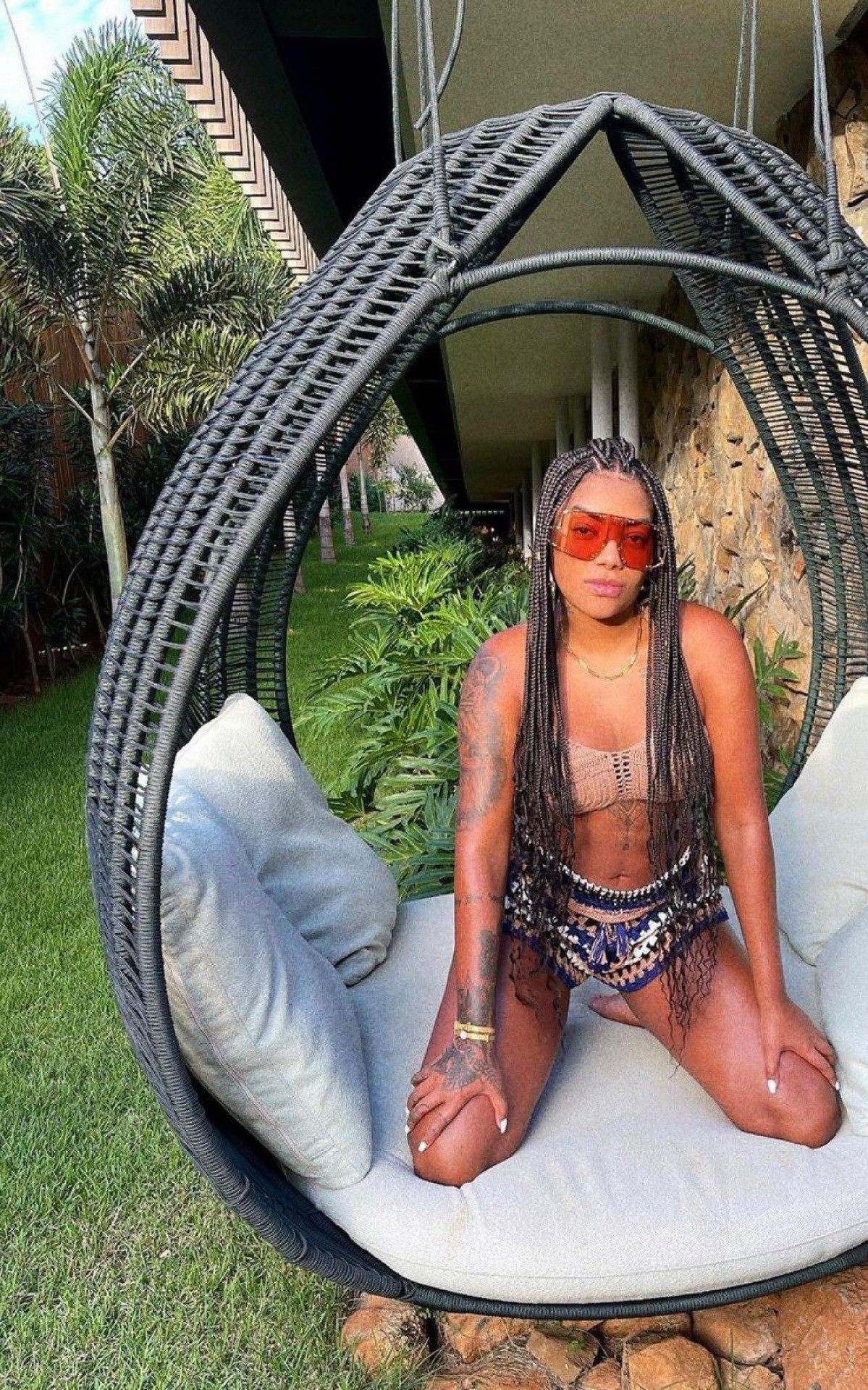 Ludmilla e Brunna Gon&ccedil;alves namoram muito em Fernando de Noronha