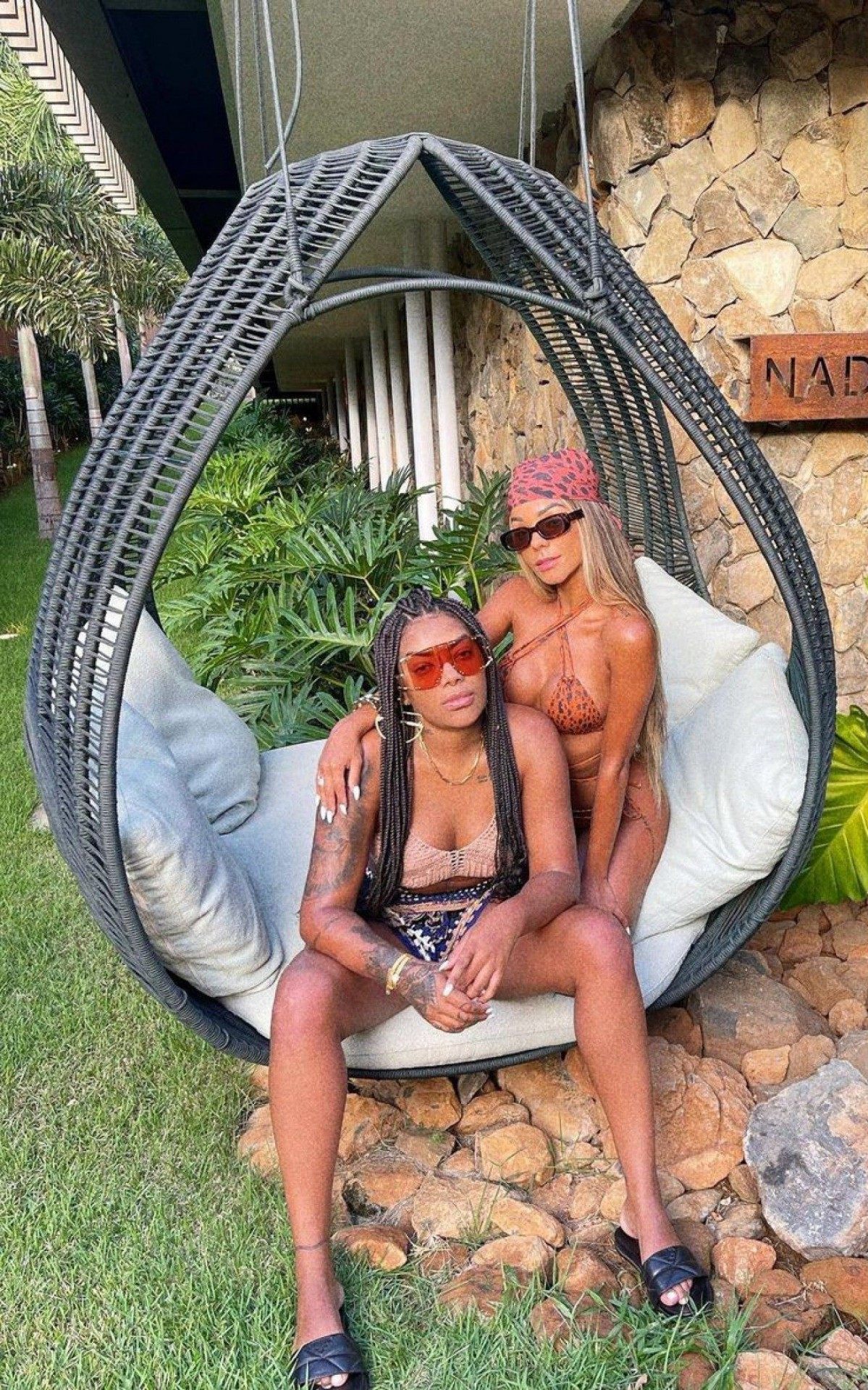 Ludmilla e Brunna Gon&ccedil;alves namoram muito em Fernando de Noronha