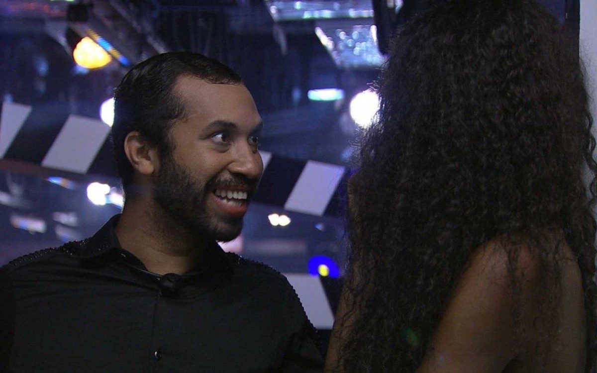 Gil e Camilla de Lucas conversam durante festa