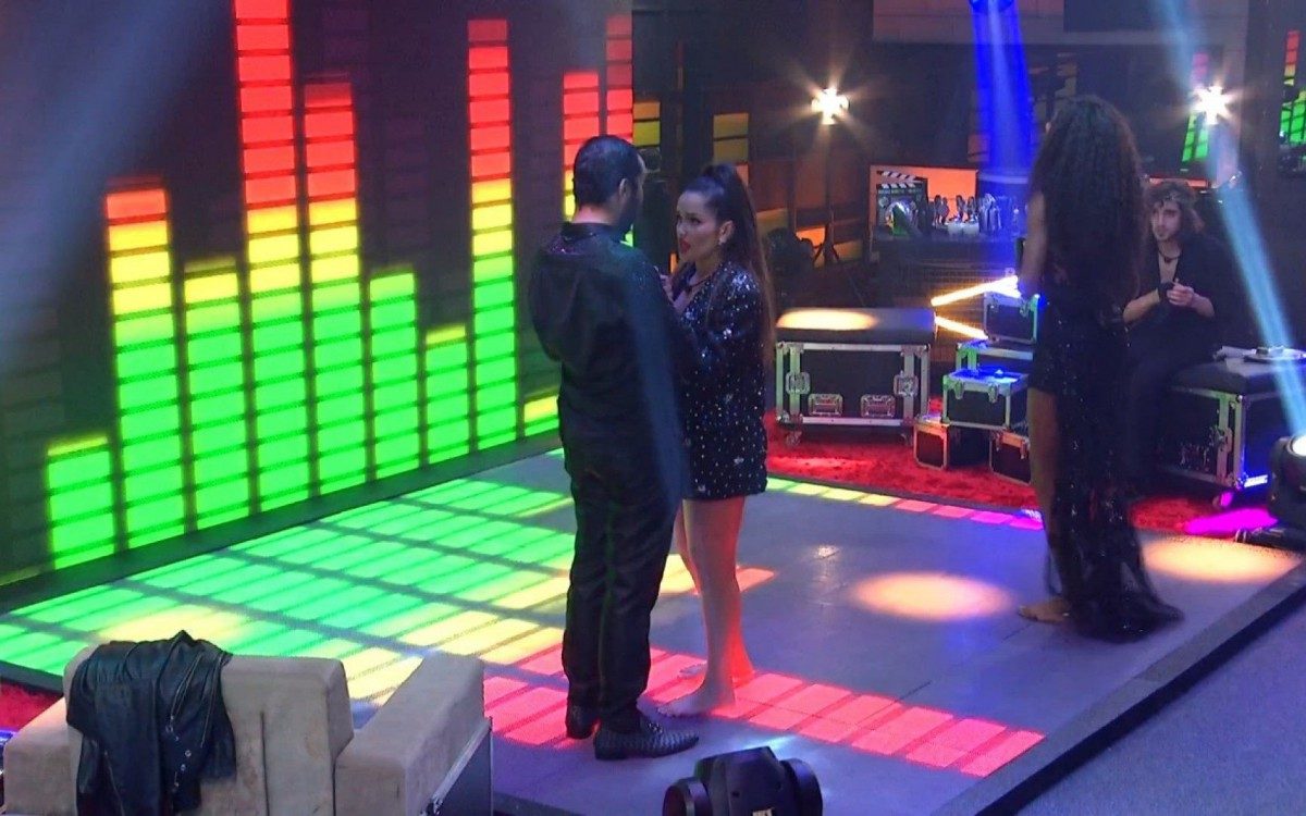 Juliette questiona Gil por afastamento dentro da casa