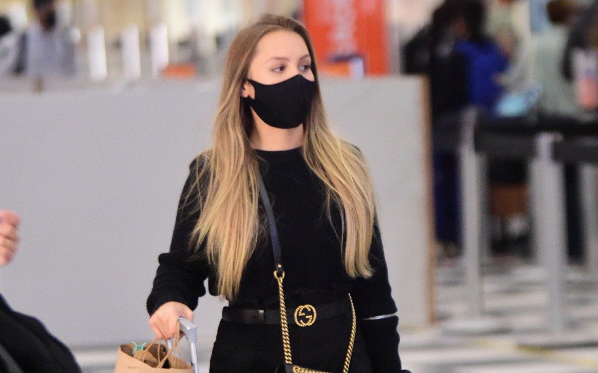 Carla Diaz, no aeroporto de Congonhas, antes de embarcar para o Rio de Janeiro