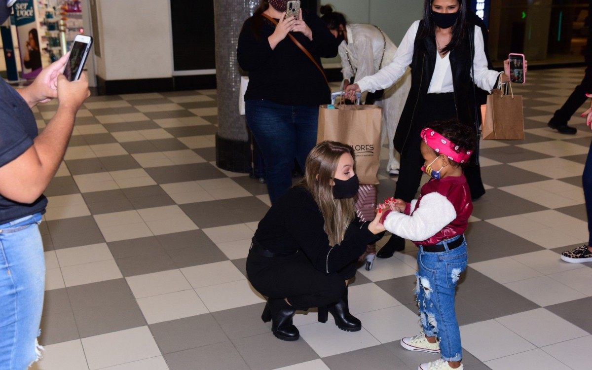 Carla Diaz fala com fãs e tira fotos no aeroporto de Congonhas - Leo Franco/Ag.News