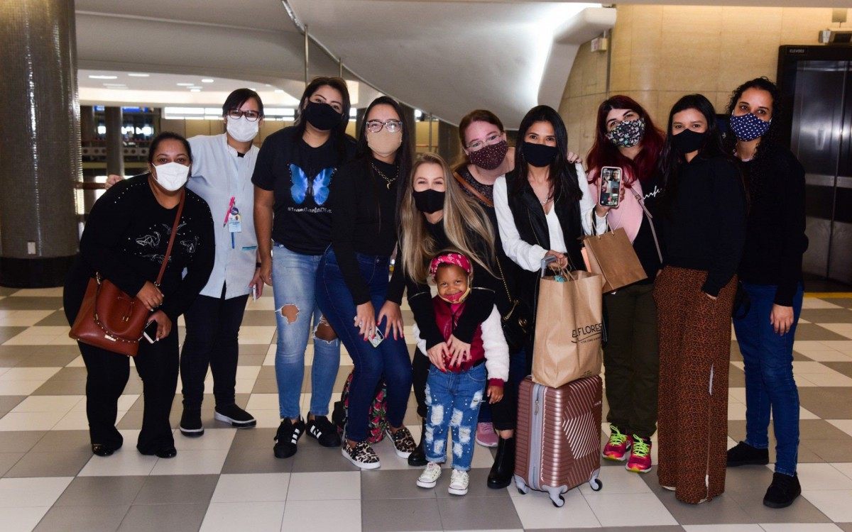 Carla Diaz fala com fãs e tira fotos no aeroporto de Congonhas - Leo Franco/Ag.News