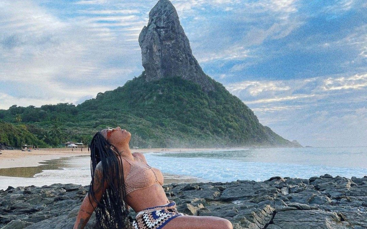 Ludmilla e Brunna Gonçalves namoram muito em Fernando de Noronha