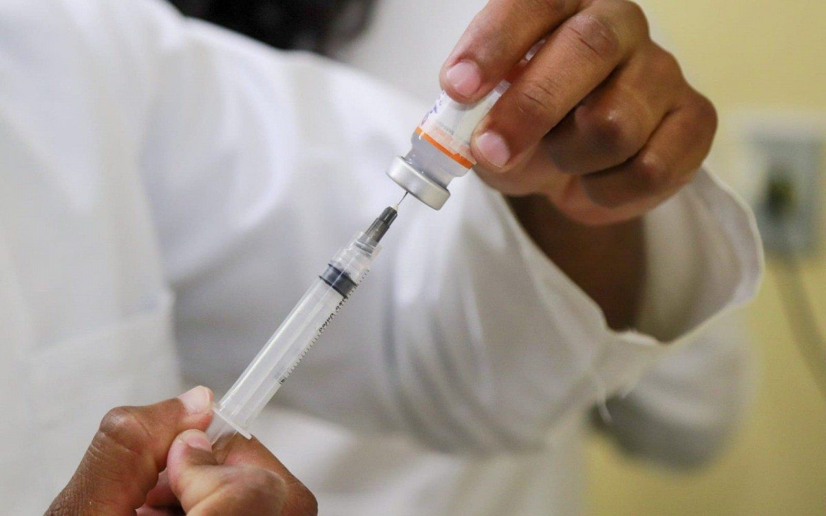 Na capital paulista, tamb&eacute;m est&atilde;o sendo vacinadas as pessoas de 60 a 62 anos de idade
