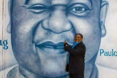 Mestre Mug é extubado e médico avalia recuperação do sambista