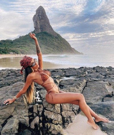 Ludmilla e Brunna Gonçalves namoram muito em Fernando de Noronha - Reprodução Internet