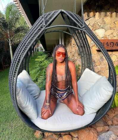 Ludmilla e Brunna Gonçalves namoram muito em Fernando de Noronha - Reprodução Internet