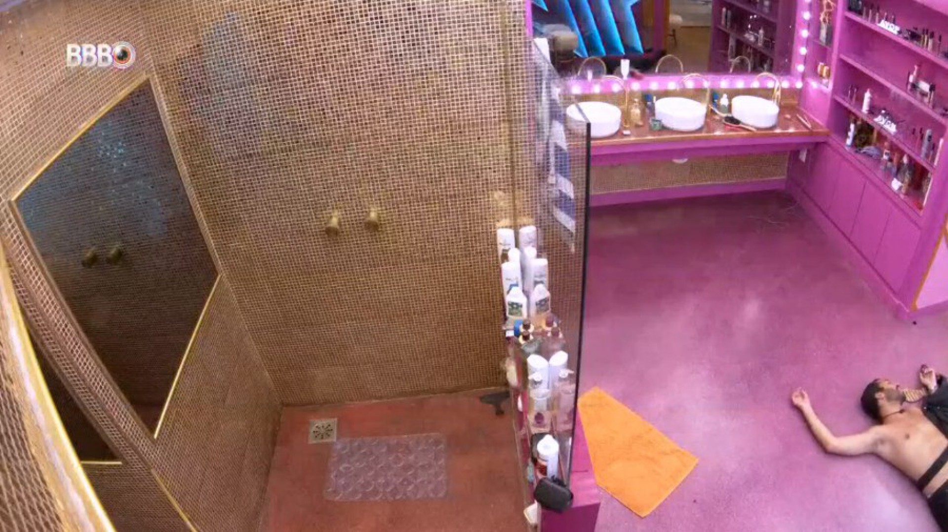 Deitado no ch&atilde;o do banheiro, Gil reclama de abstin&ecirc;ncia sexual, ap&oacute;s a festa do "BBB21"