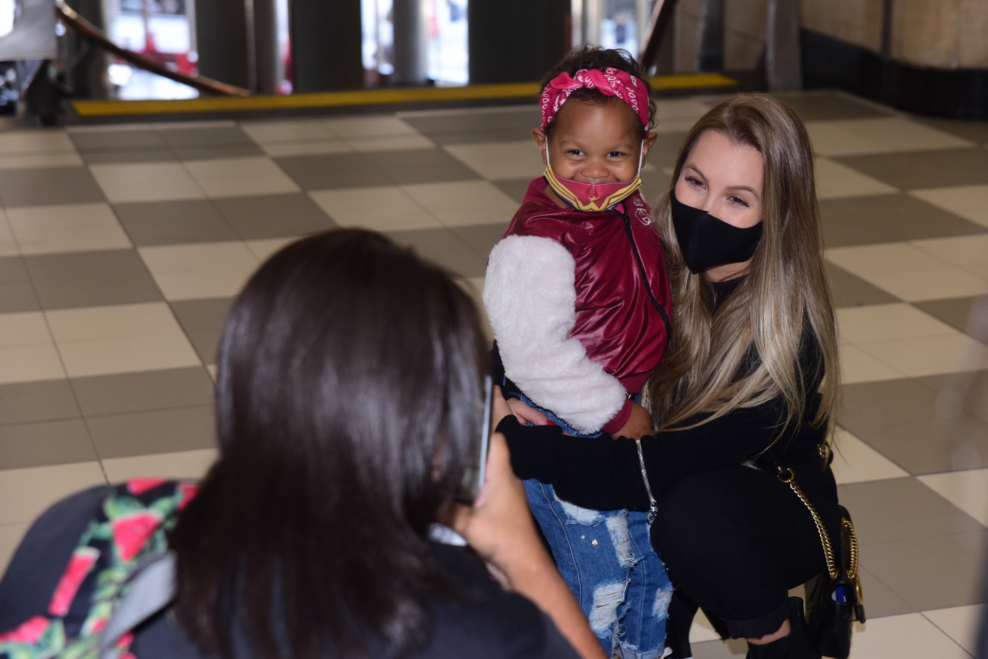 Fotos! Carla Diaz faz a alegria dos f&atilde;s no aeroporto de Congonhas