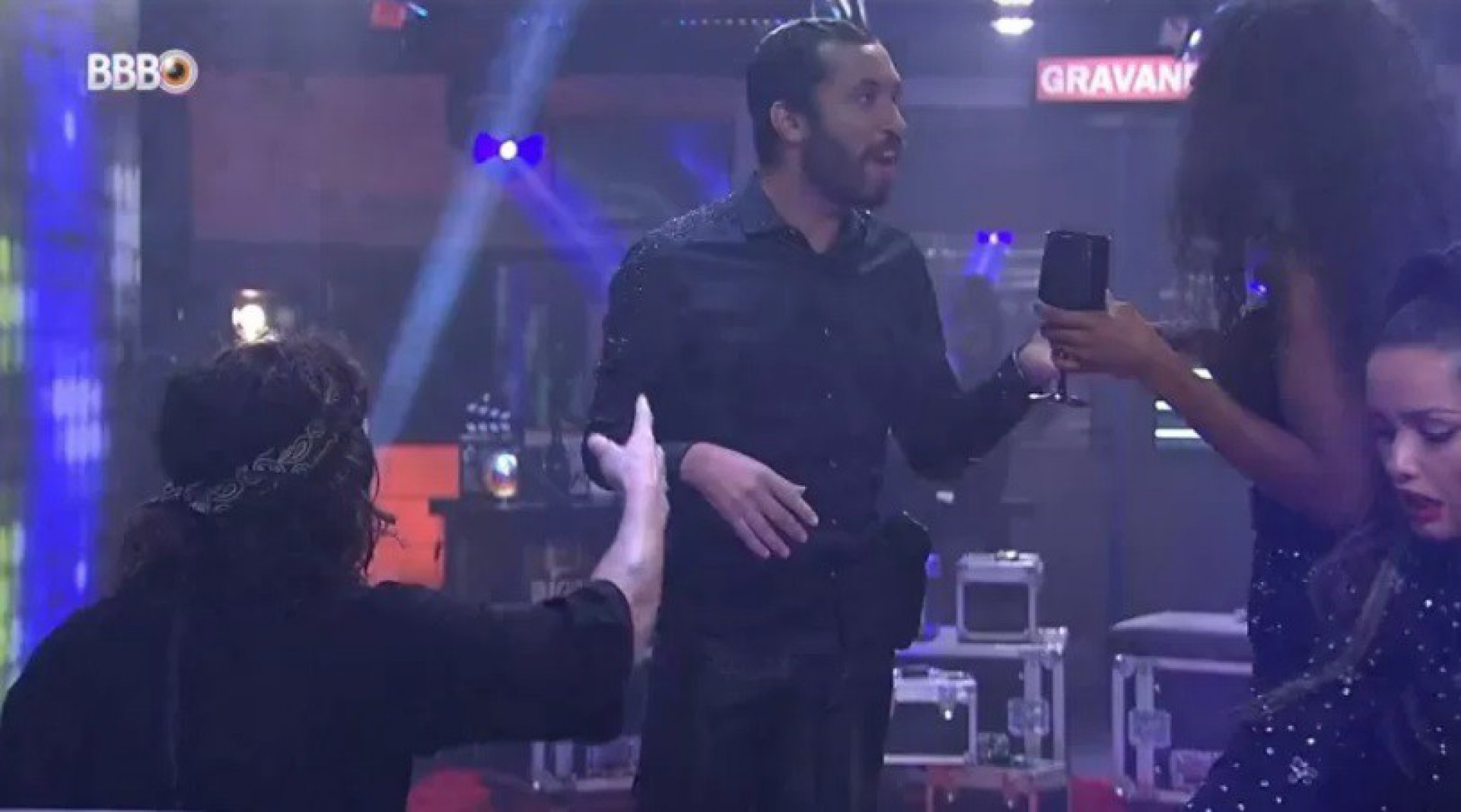 Gil v&ecirc; Arcrebiano no v&iacute;deo de festa e diz: 'Doido pra pegar no pacot&atilde;o dele' 