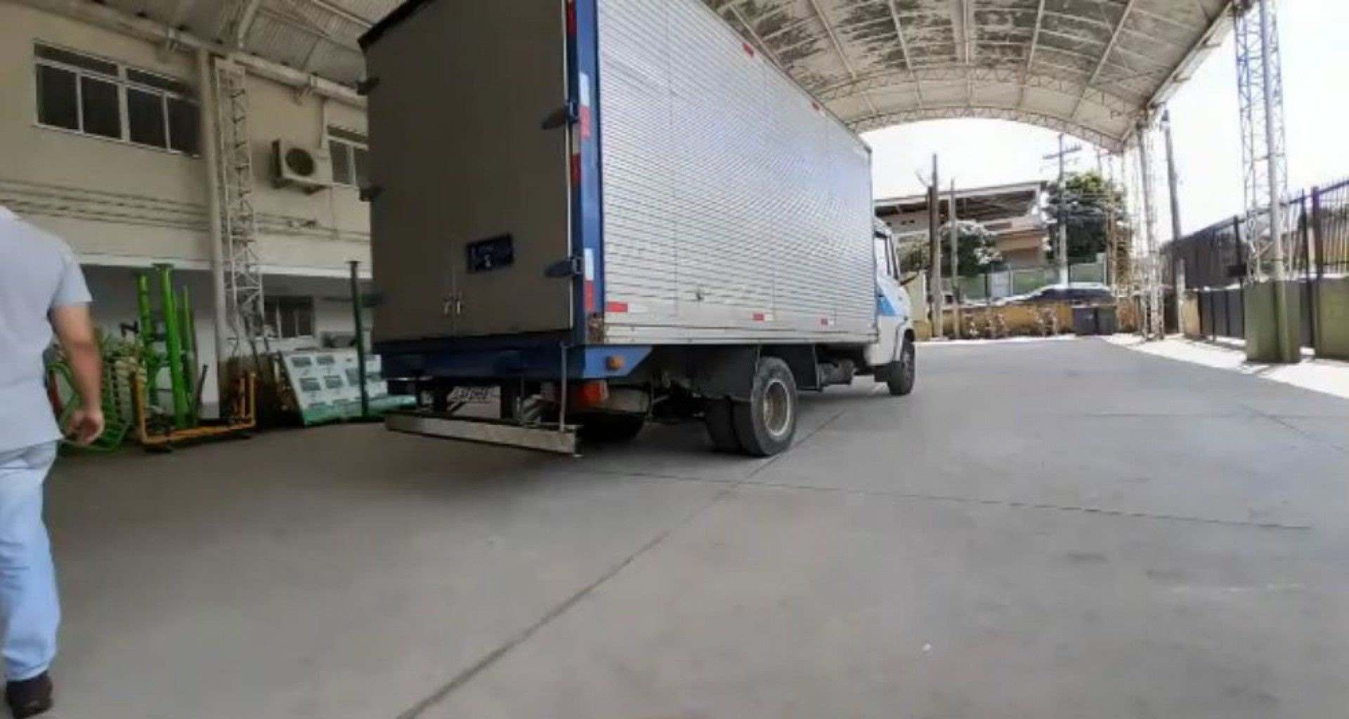 O prefeito Professor Lucas flagrou a saída de um caminhão com documentos da Prefeitura Municipal de Seropédica (PMS) - Reprodução Facebook