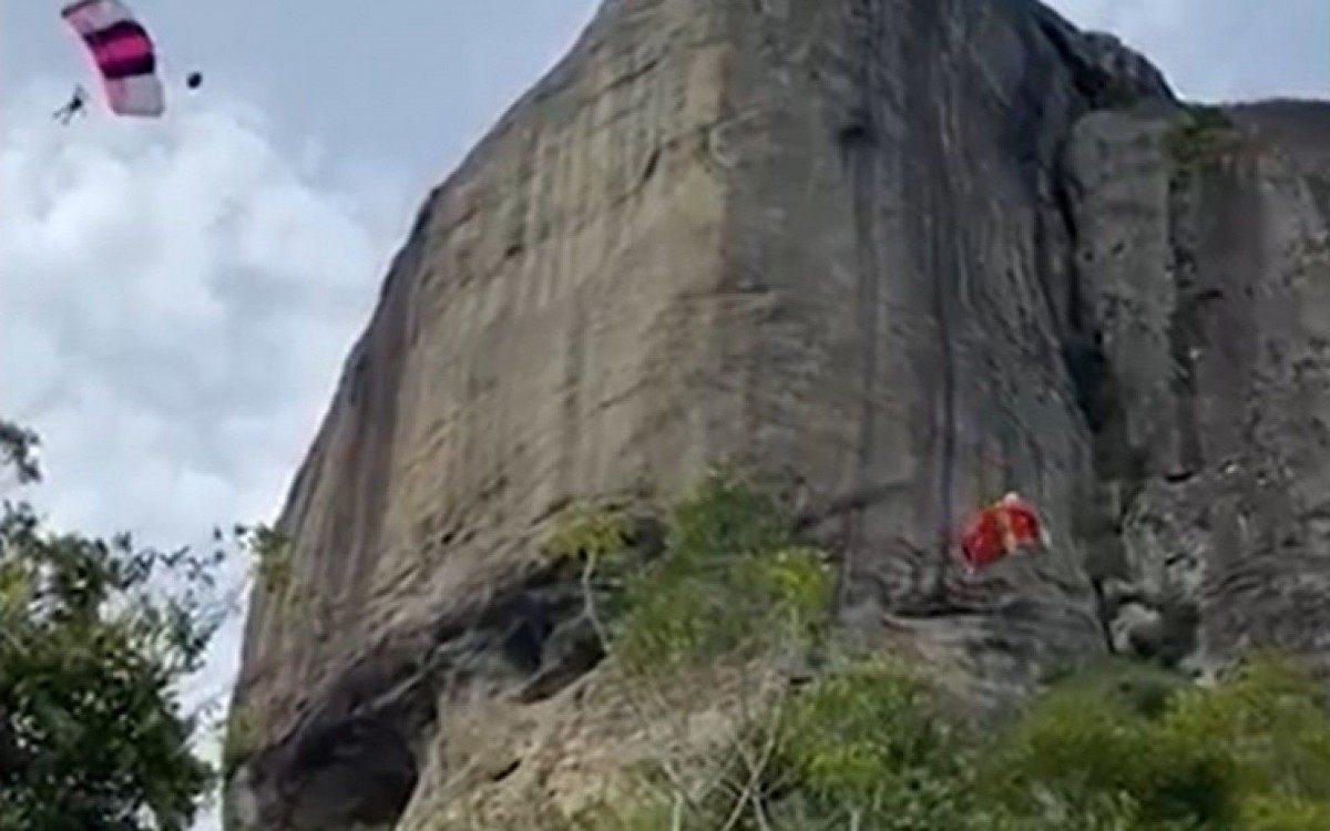 Homem cai de paraquedas logo após salto no Recreio; vídeo Jornal