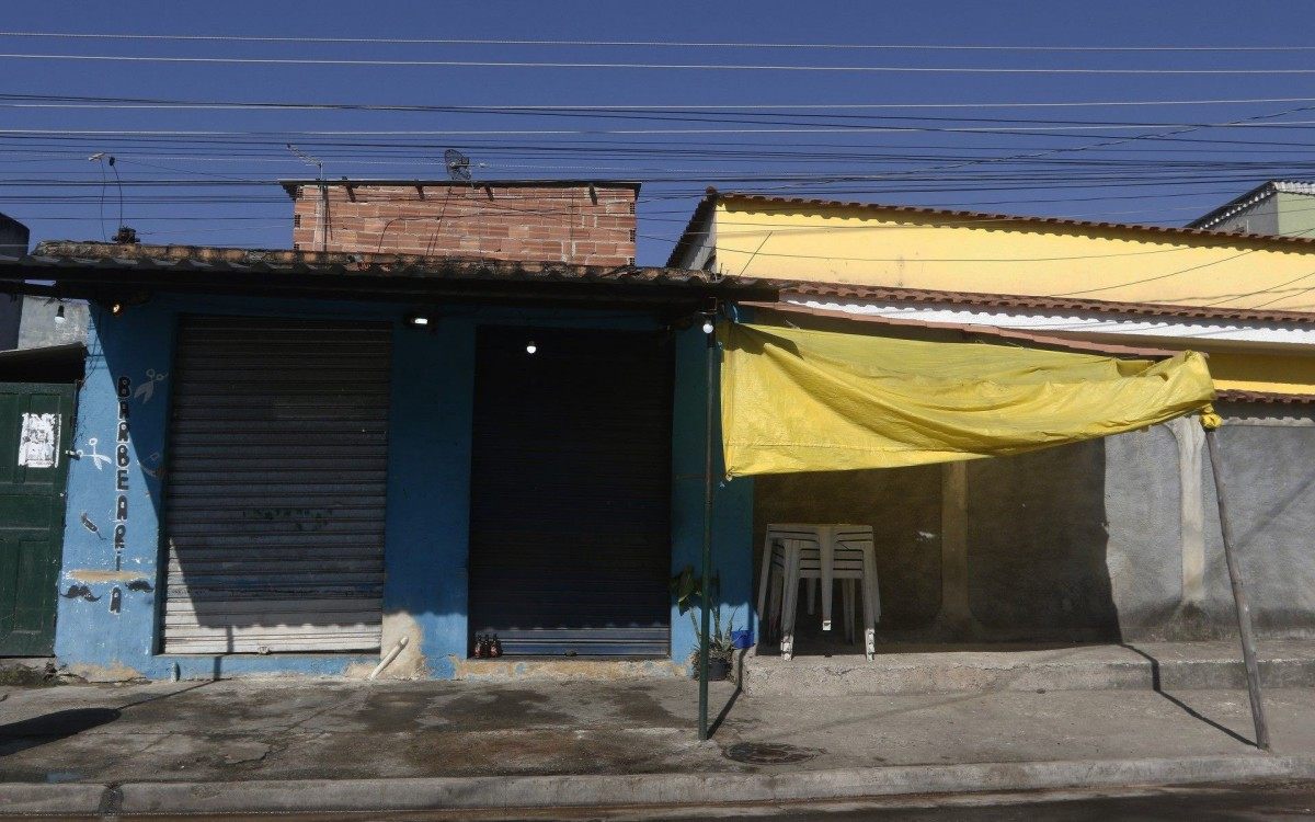 Policia - Chacina na Baixada - Ataque a tiros deixa mortos e feridos em Mesquita..Vitimas estavam em um bar. Agentes da DHBF realizam diligencias para identificar os autores. Quatro pessoas morreram no local e uma mulher de 35 anos esta em estado grave no Hospital da Posse. Na foto, marcas da violencia em frente ao bar onde as vitimas estavam.