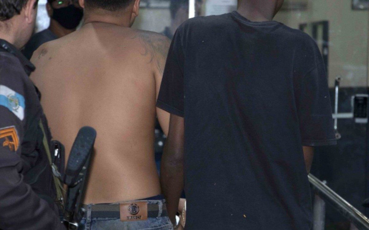 Playboy da Rua 100 &eacute; preso junto com comparsa.