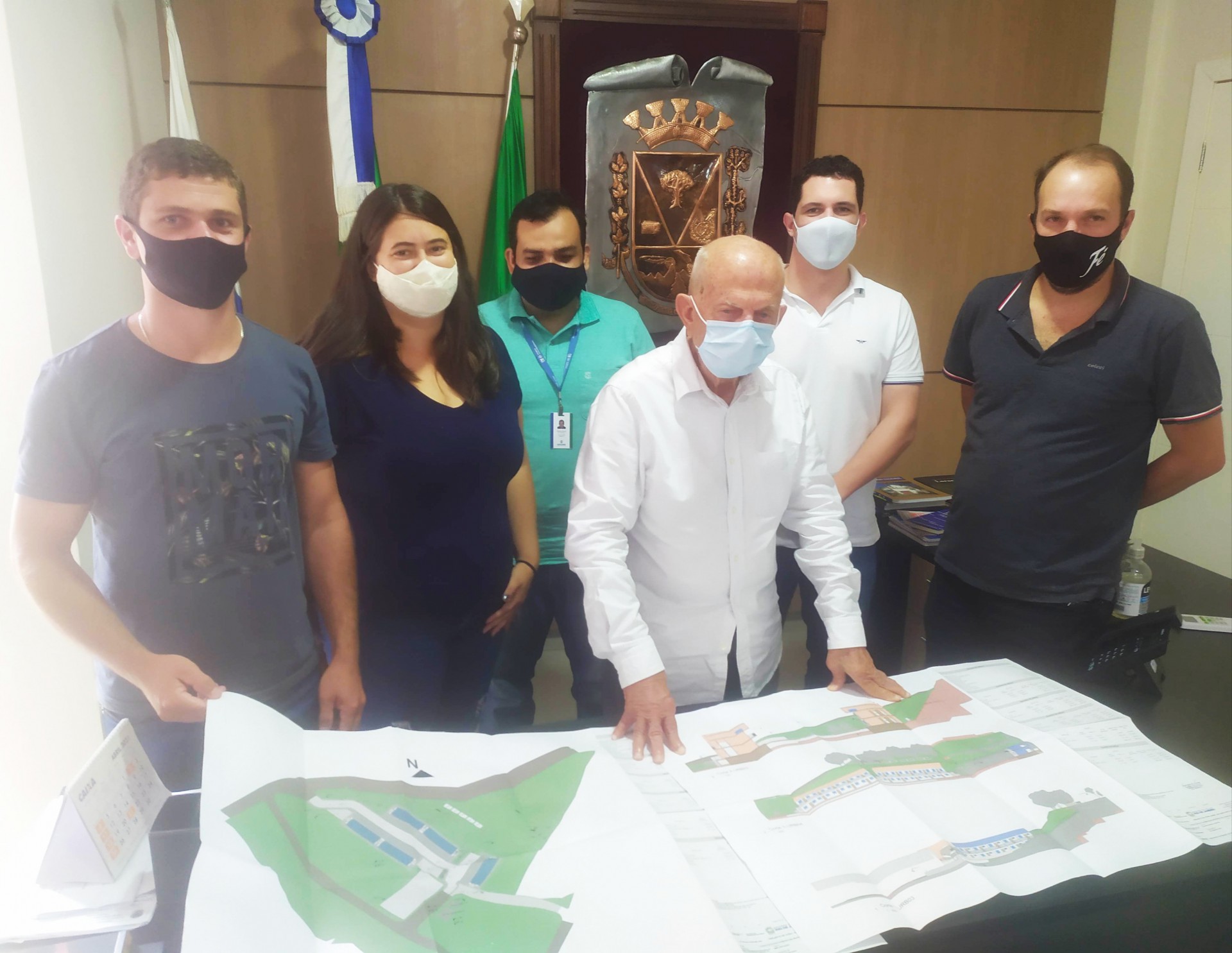 Prefeito Dr. Silvestre recebeu do superintendente da Seinfra as plantas do Projeto. - Divulga&ccedil;&atilde;o/PMVS