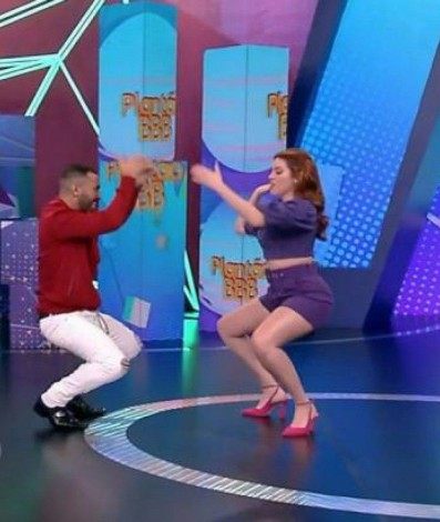 Gilberto dança o 'Tchaki Tchaki' com Ana Clara no 'Plantão BBB' - fotos Reprodução/TV Globo