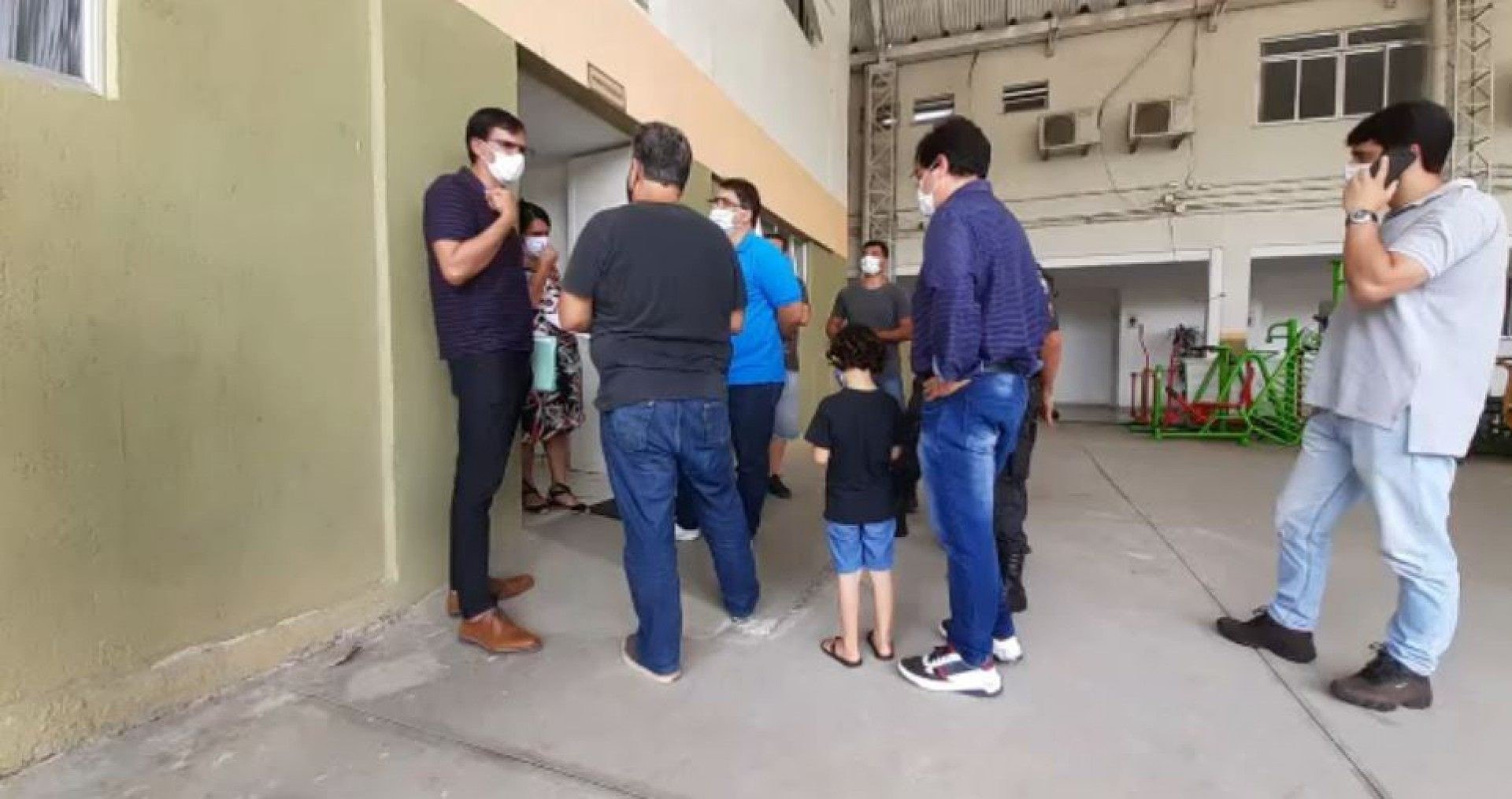 O prefeito Professor Lucas flagrou a saída de um caminhão com documentos da Prefeitura Municipal de Seropédica (PMS) - Reprodução Facebook