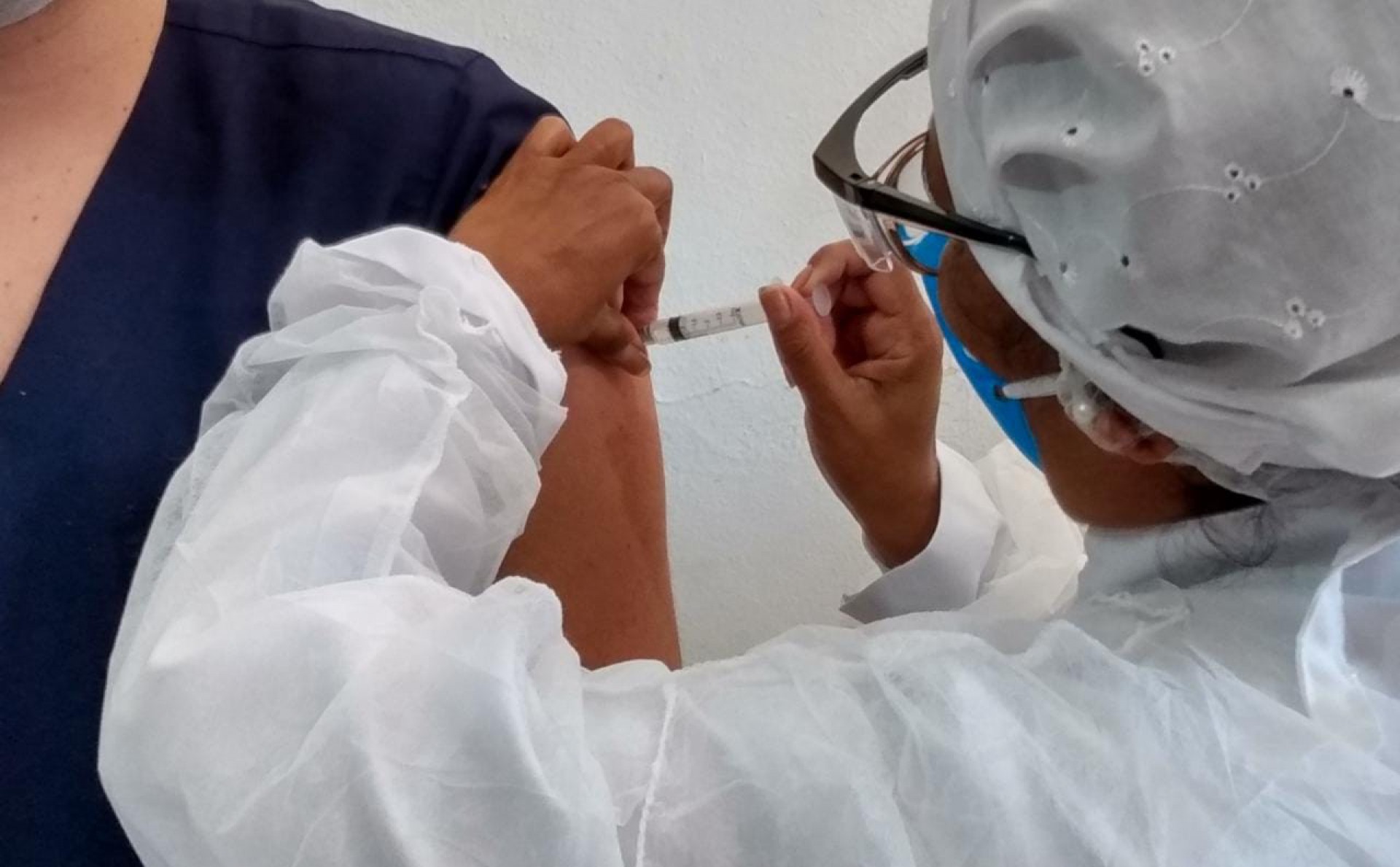 Primeira dose aumenta prote&ccedil;&atilde;o contra variantes s&oacute; em quem j&aacute; teve covid, diz estudo