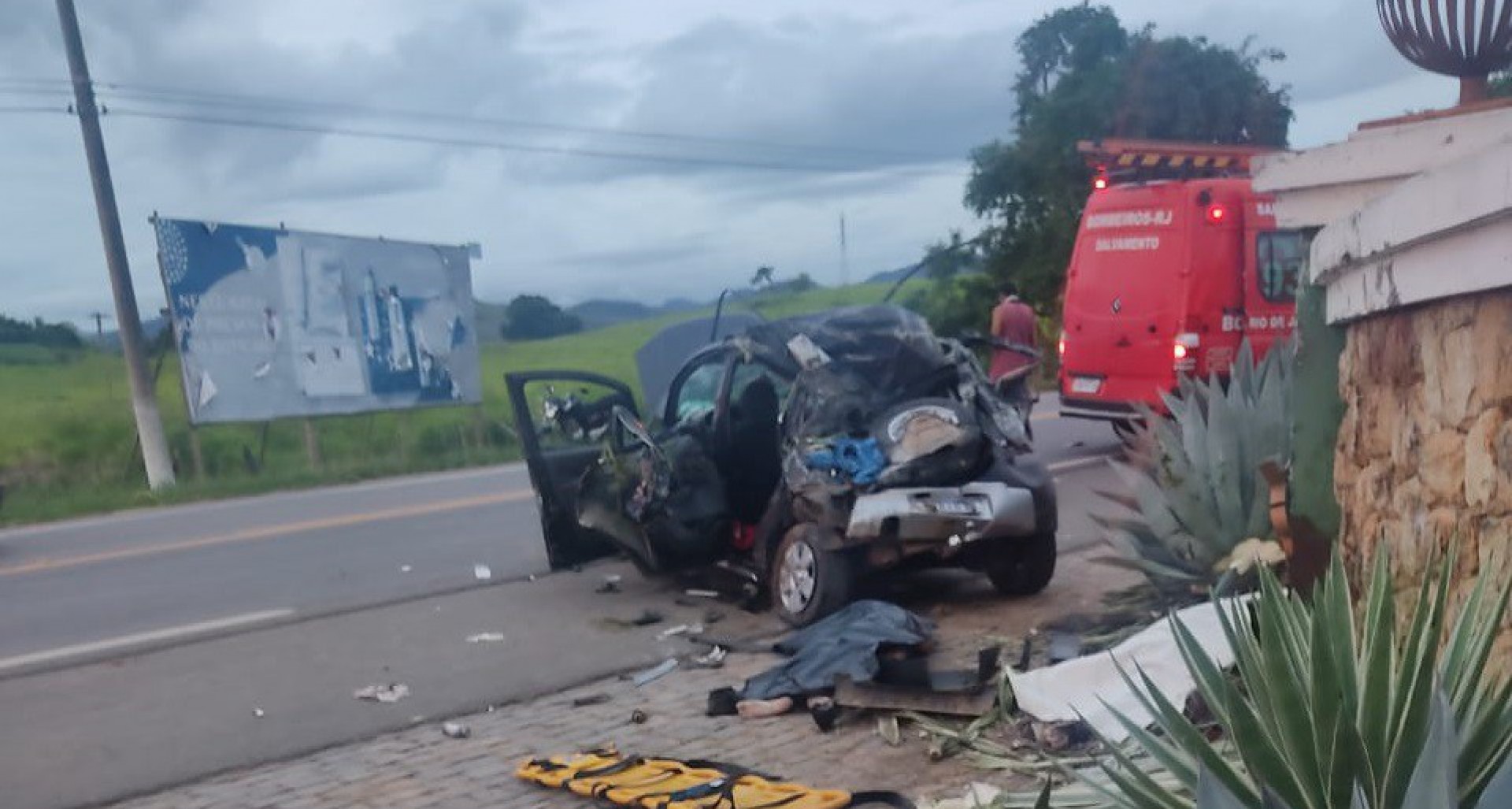 Irmãos mortos em tragédia na BR-356 foram sepultados sob forte comoção; corpo do pedestre atropelado é reconhecido