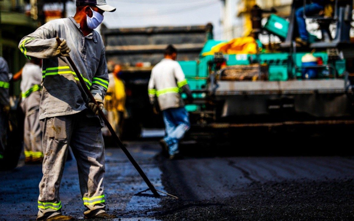 A Rua Jo&atilde;o Alves Faria foi recapeada. A via &eacute; uma das principais de Heli&oacute;polis