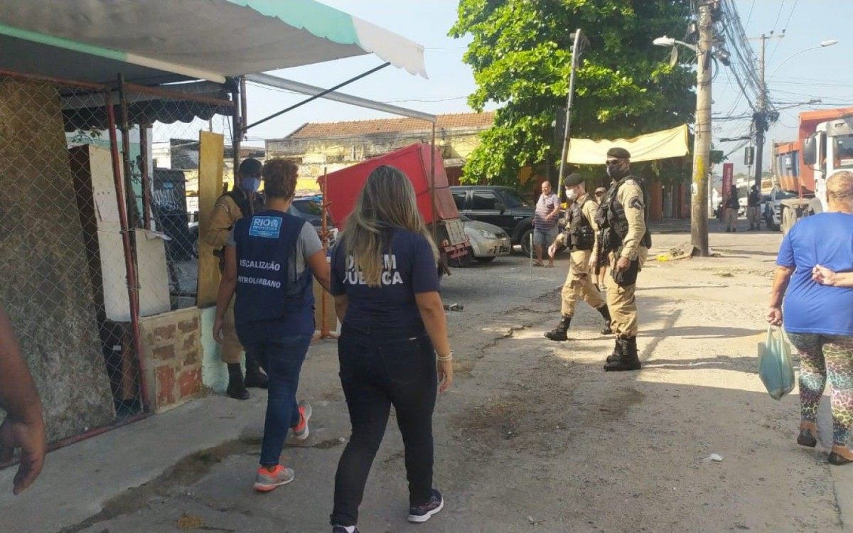 Opera&ccedil;&atilde;o de ordenamento urbano na Estrada Adhemar Bebiano