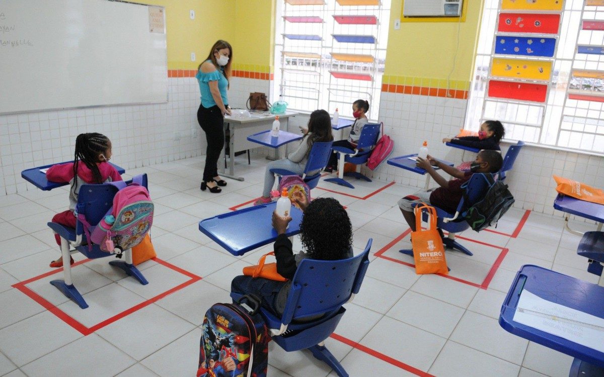 Um cen&aacute;rio que simula imuniza&ccedil;&atilde;o de profissionais, testagem, monitoramento e fechamentos intermitentes mostrou queda da alta de cont&aacute;gio para 18%