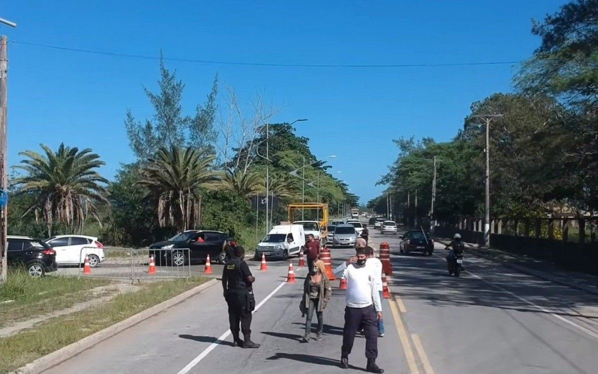 Agentes da Guarda Municipal fazem a sinaliza&ccedil;&atilde;o do trecho e orientam os motoristas