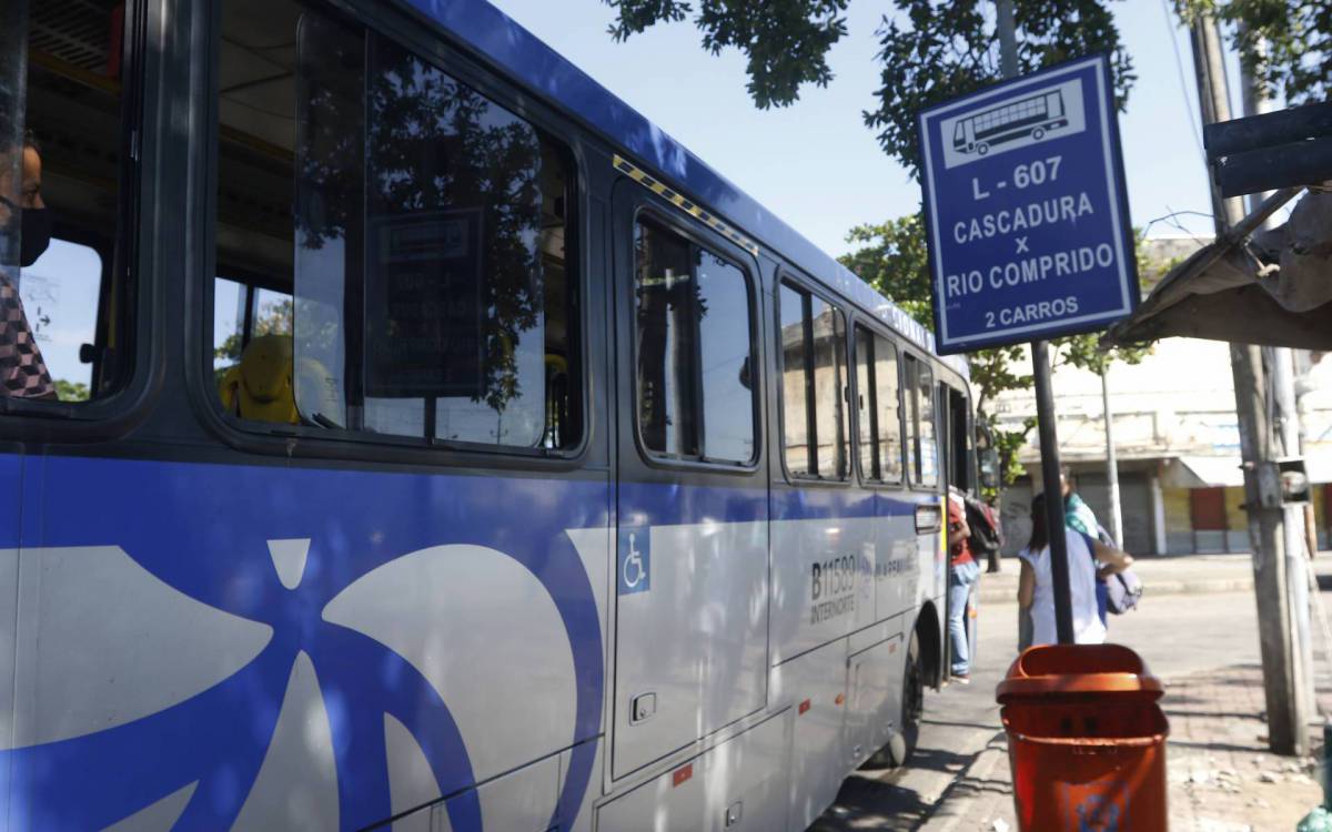 Geral - Linhas de onibus da via&ccedil;ao Acari estao sendo operadas por outra empresas. Na foto,  ponto final da Linha 607, em Cascadura, zona norte do Rio.