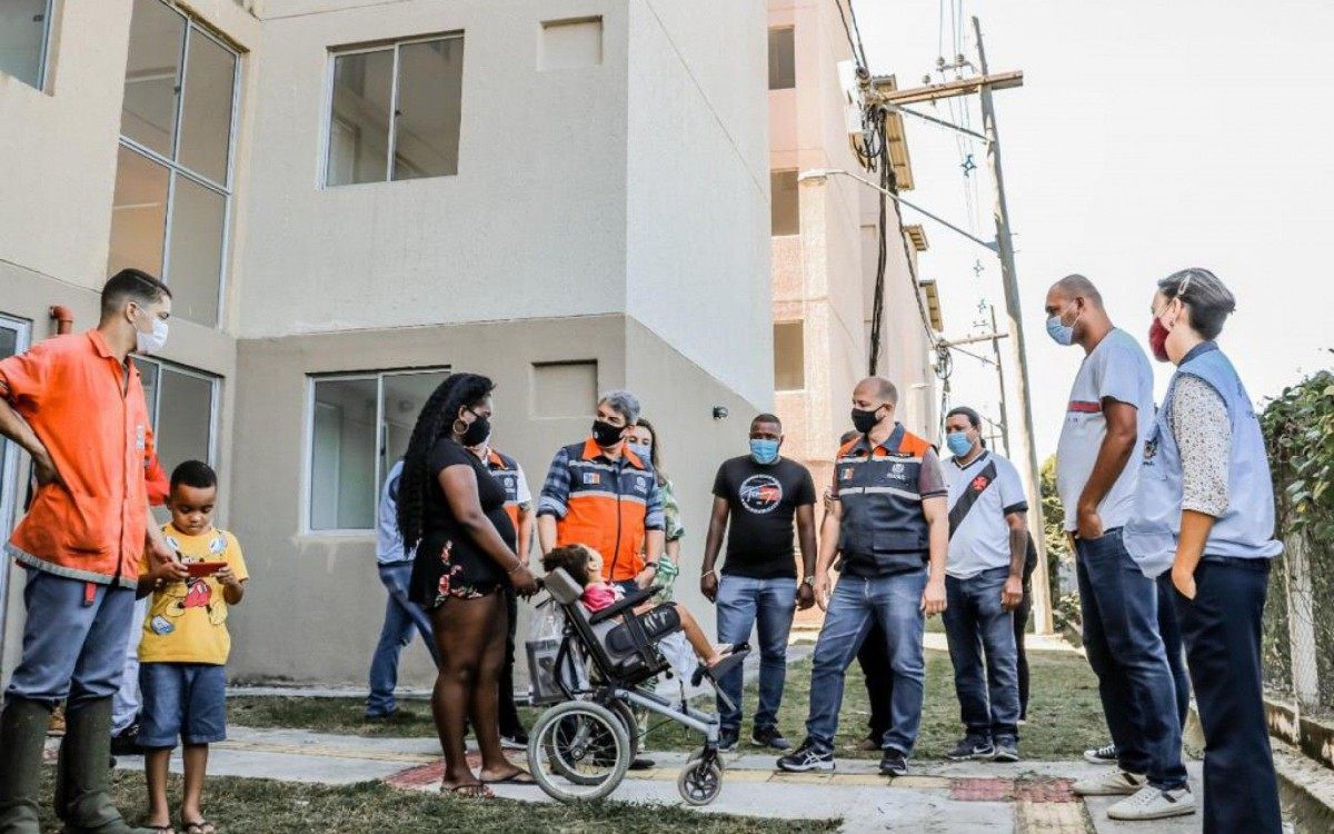 Prefeito Marcelo Delaroli faz vistoria com beneficiados no Residencial Viver Melhor Itabora&iacute;