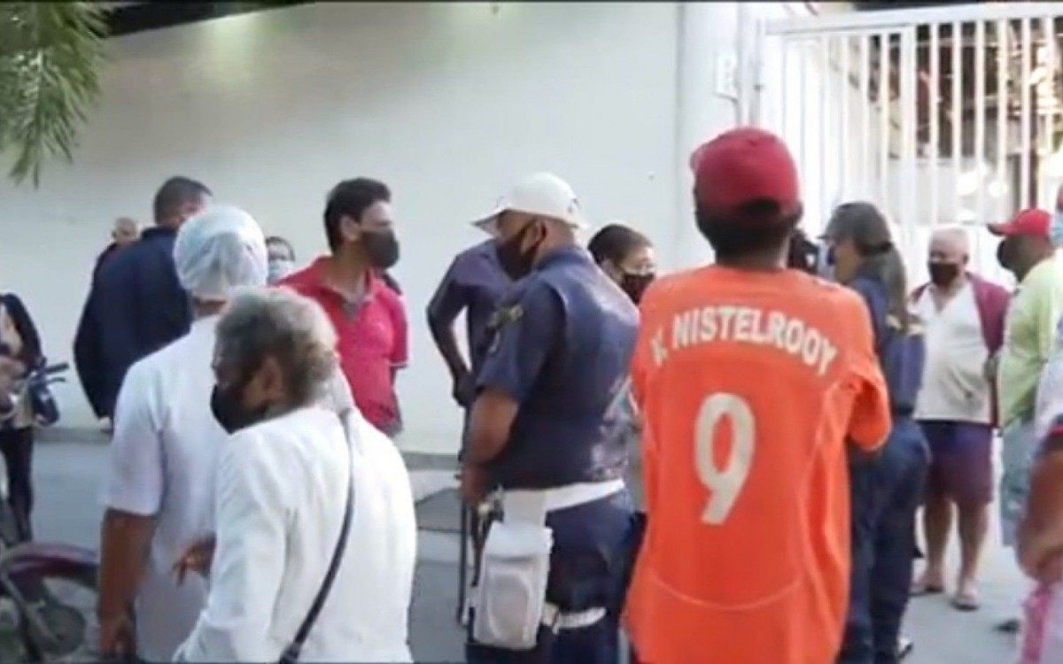 Filas e falta de informa&ccedil;&atilde;o em postos de vacina&ccedil;&atilde;o de S&atilde;o Gon&ccedil;alo