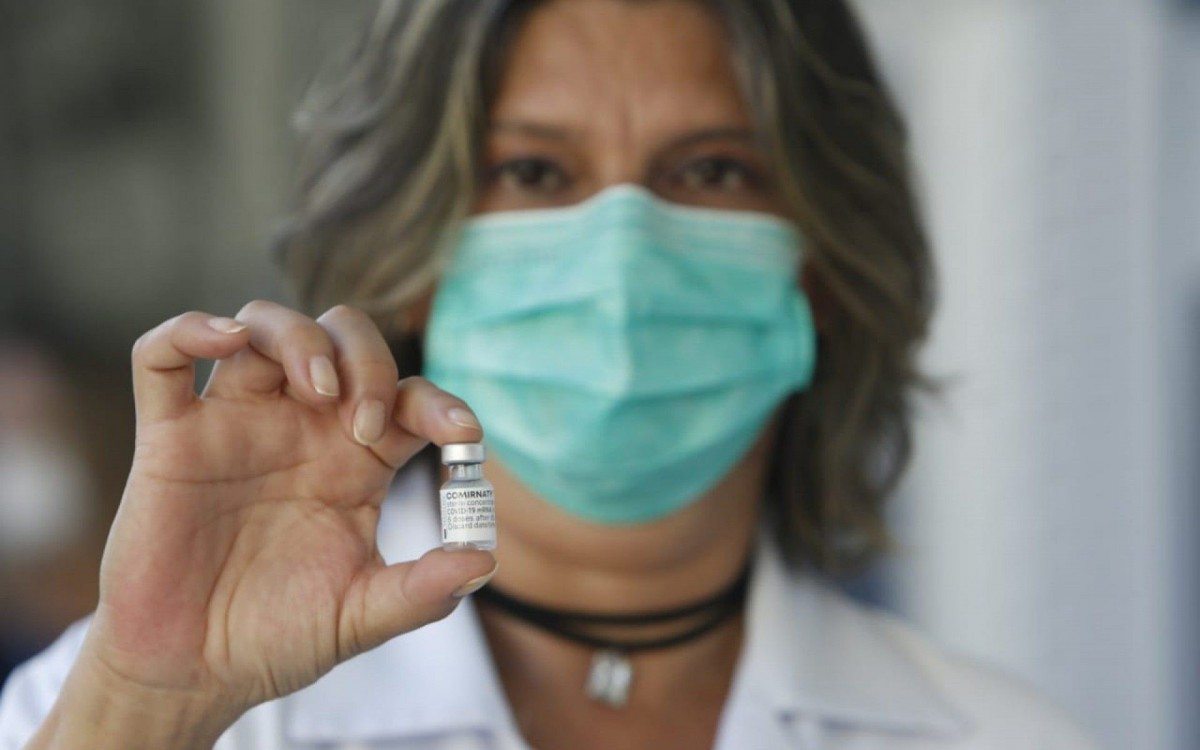 Primeiras doses da vacina da Pfizer come&ccedil;am a ser aplicadas na cidade do Rio de Janeiro