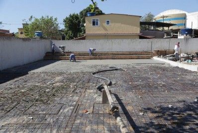 Construção da praça da Praia das Pedrinhas avança para nova etapa