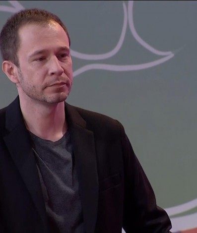Tiago Leifert avisa aos brothers sobre a morte de Paulo Gustavo - Reprodu&ccedil;&atilde;o
