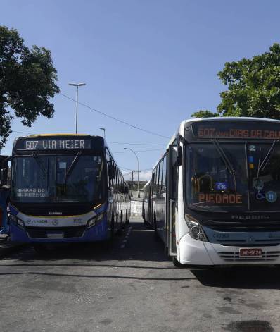 Geral - Linhas de onibus da viaçao Acari estao sendo operadas por outra empresas. Na foto,  ponto final da Linha 607, em Cascadura, zona norte do Rio.