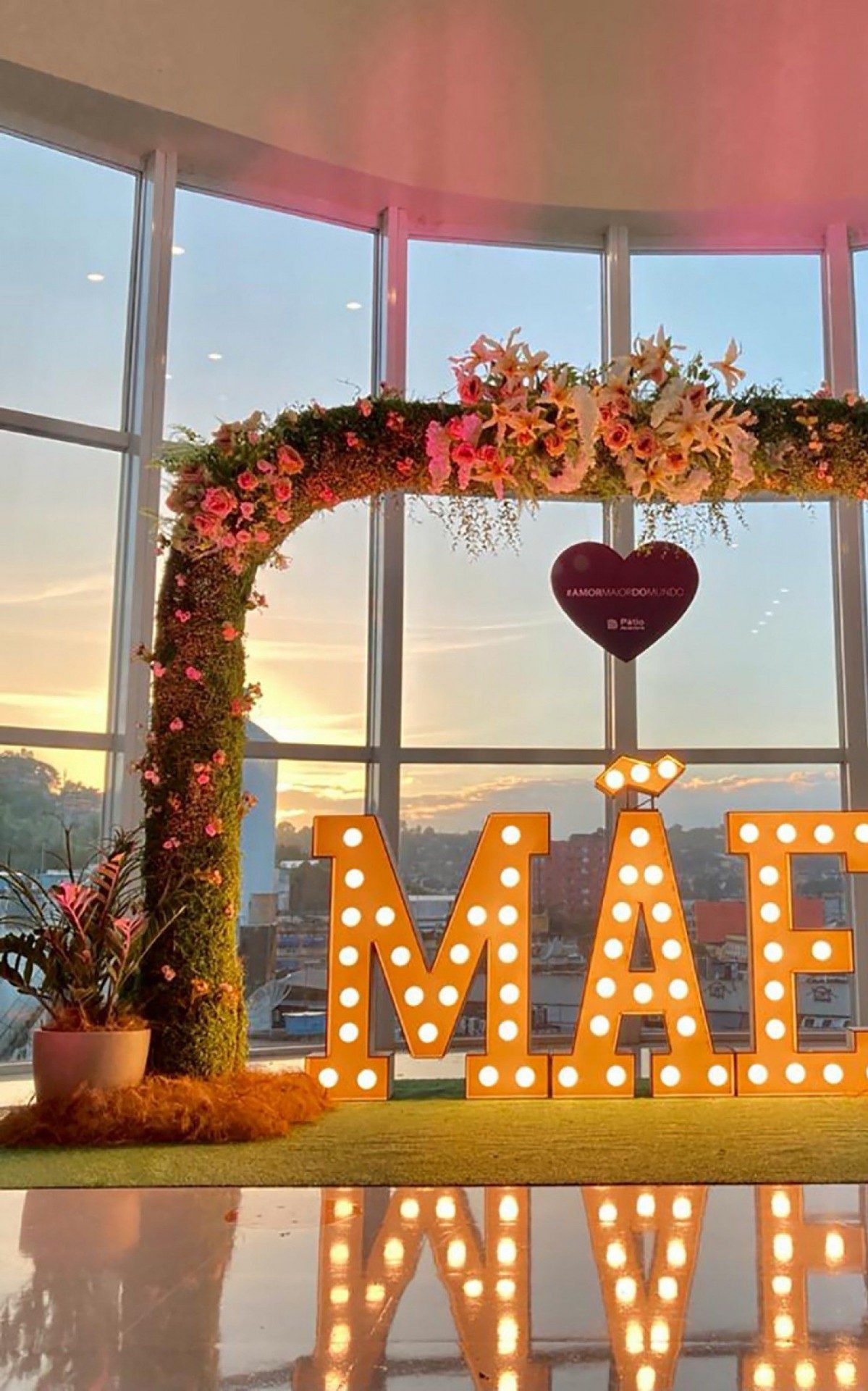 Decora&ccedil;&atilde;o especial conta com cen&aacute;rio floral para fotos instagram&aacute;veis