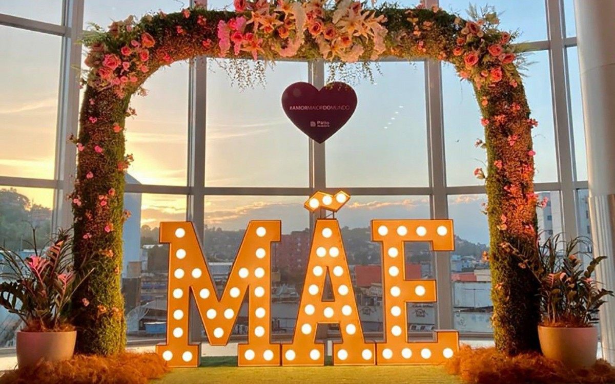 Decora&ccedil;&atilde;o especial conta com cen&aacute;rio floral para fotos instagram&aacute;veis
