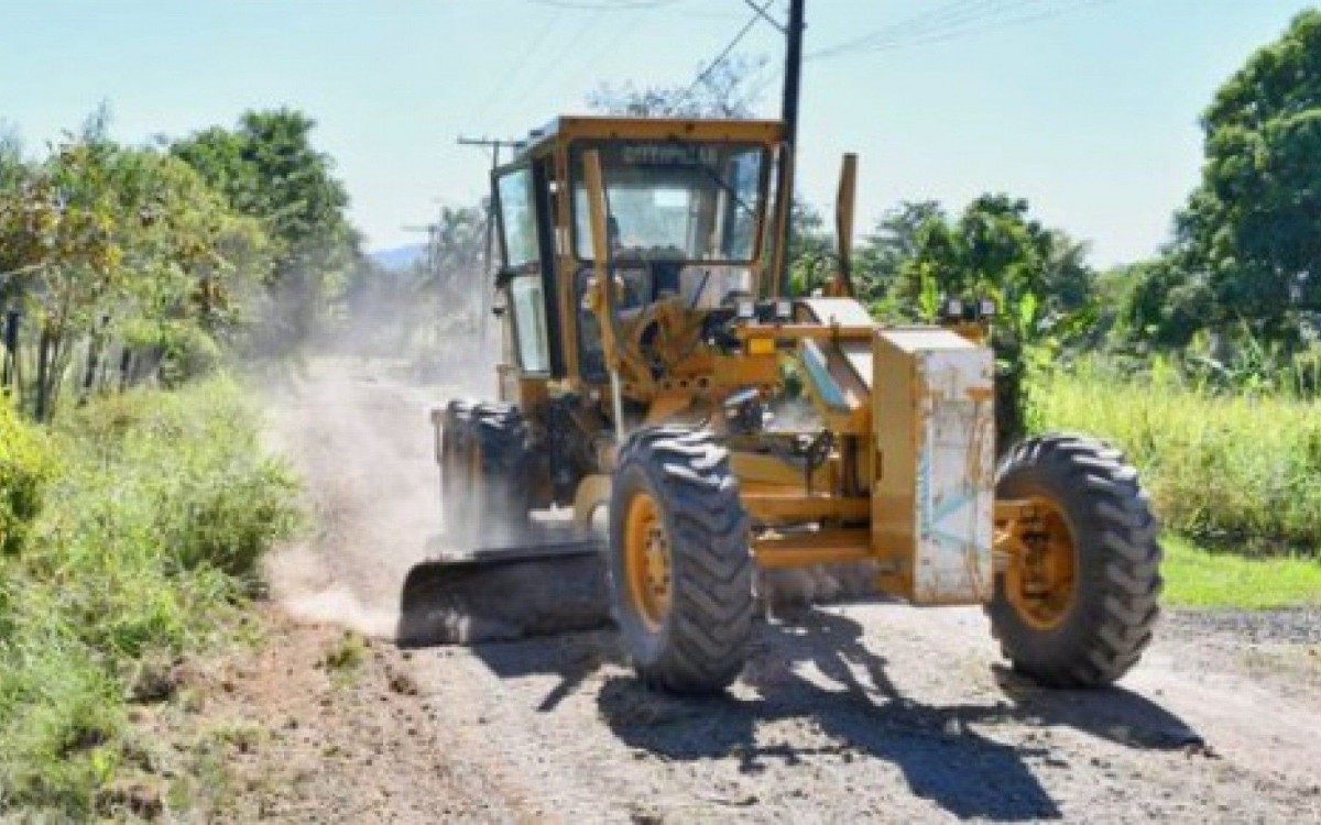 Secretaria utilizou uma m&aacute;quina motoniveladora, entre outros equipamentos