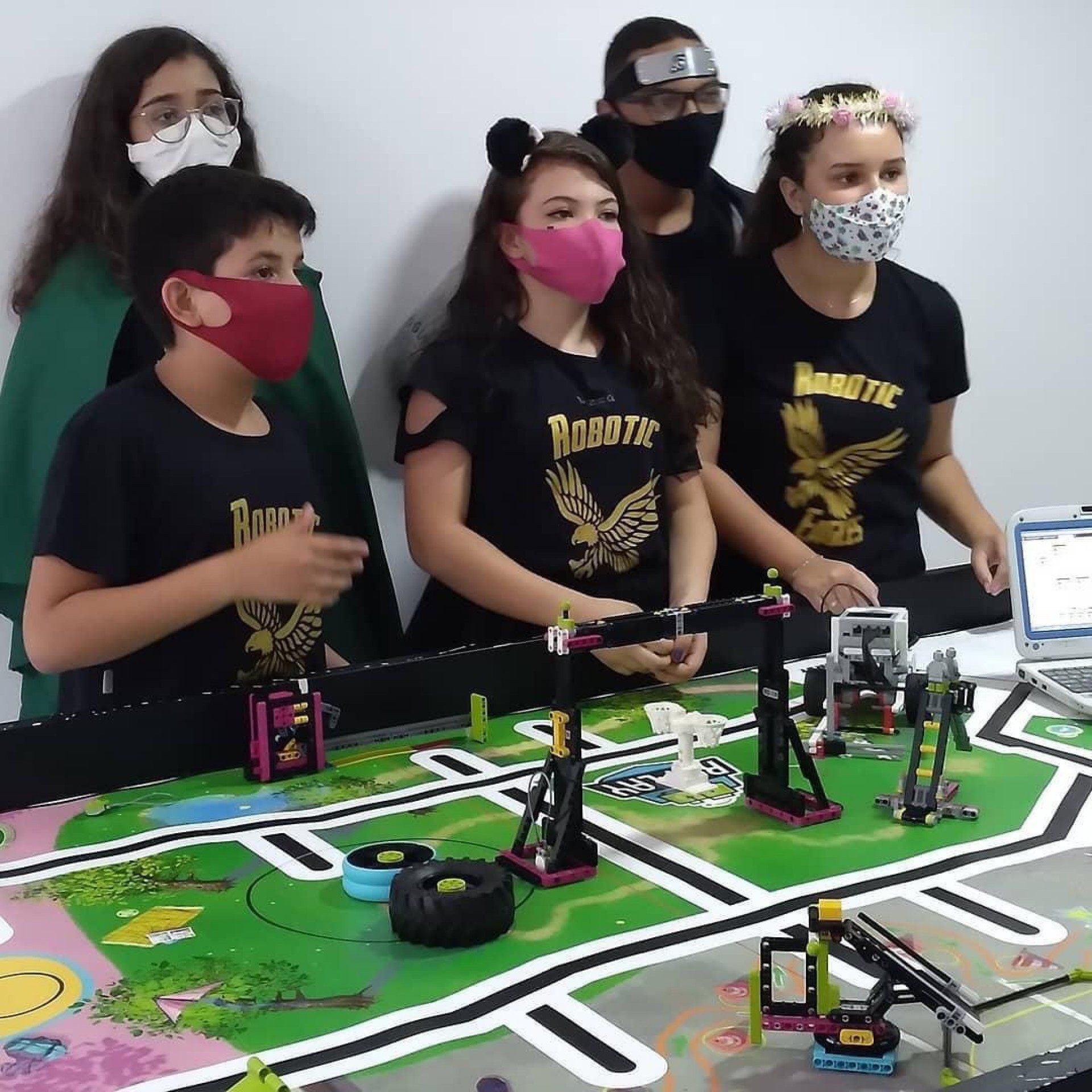 Equipe Robotic Eagles com estudantes de Itaperuna. - Divulgação/ Firjan