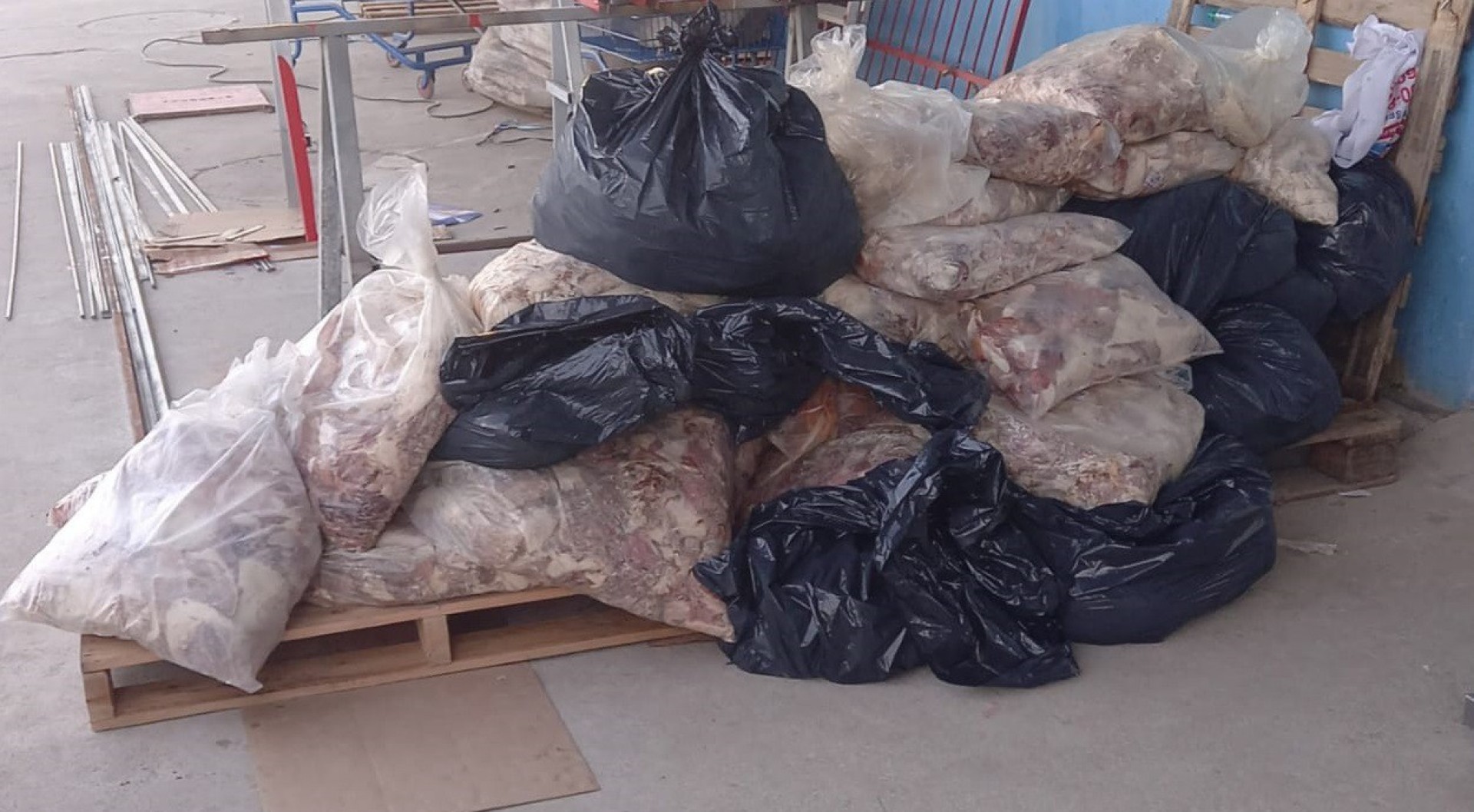 Uma tonelada de alimentos impr&oacute;prios para consumo s&atilde;o apreendidos pelo Procon Rio das Ostras