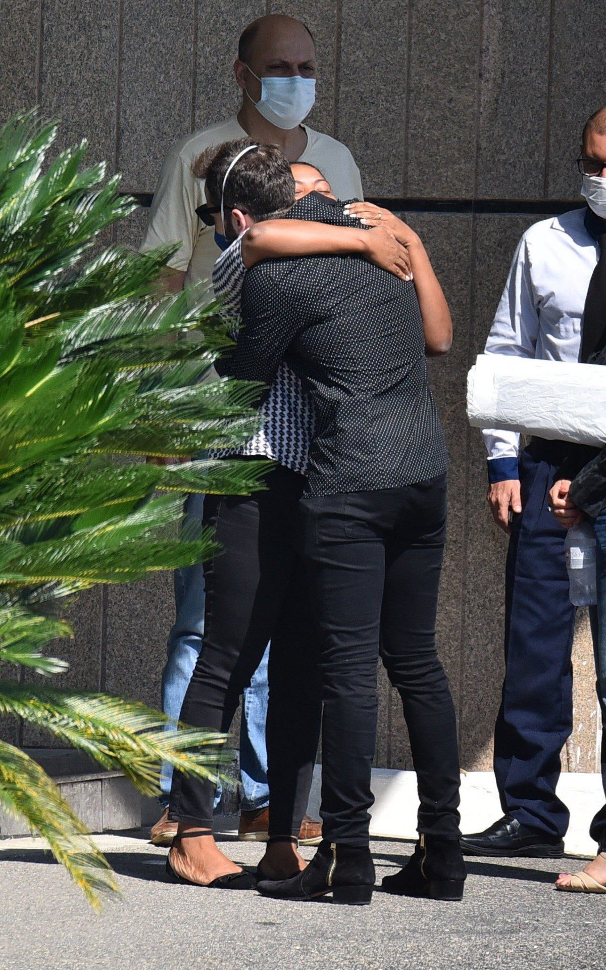 Thales Bretas chega ao vel&oacute;rio de Paulo Gustavo na tarde desta quinta-feira