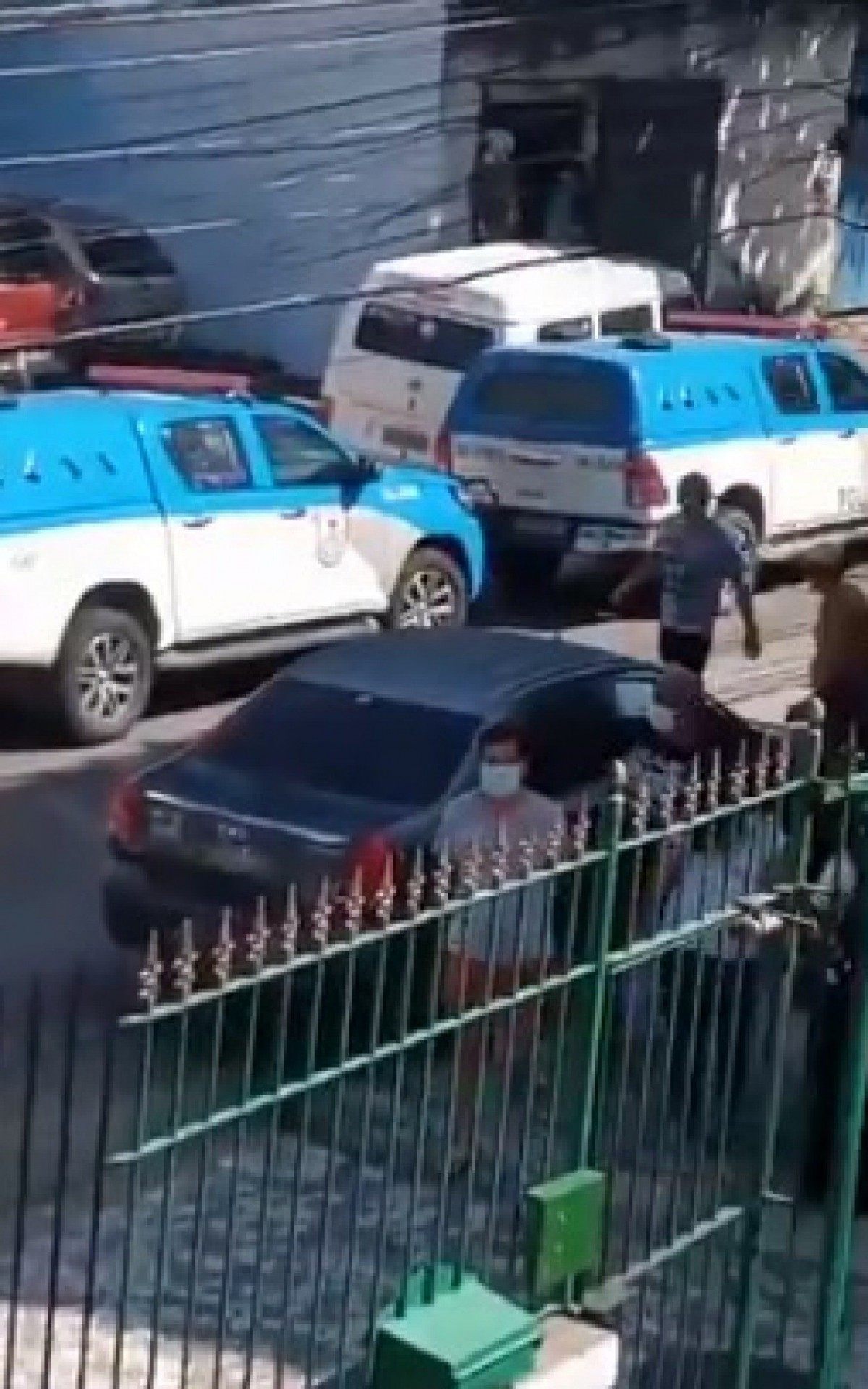 Policiais militares estiveram no Hospital M&aacute;rio Kroeff ap&oacute;s invas&atilde;o de criminosos