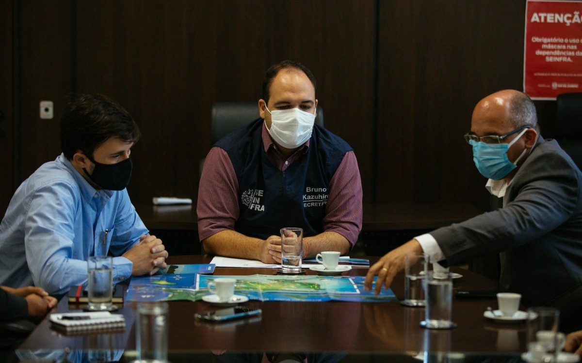 Reuni&atilde;o teve a presen&ccedil;a do presidente do IEEA, Guilherme Fonseca (&agrave; esquerda), do secret&aacute;rio estadual de Infraestrutura e Obras, Bruno Kazuhiro e do prefeito de Arraial do Cabo, Marcelo Magno (&agrave; direita)